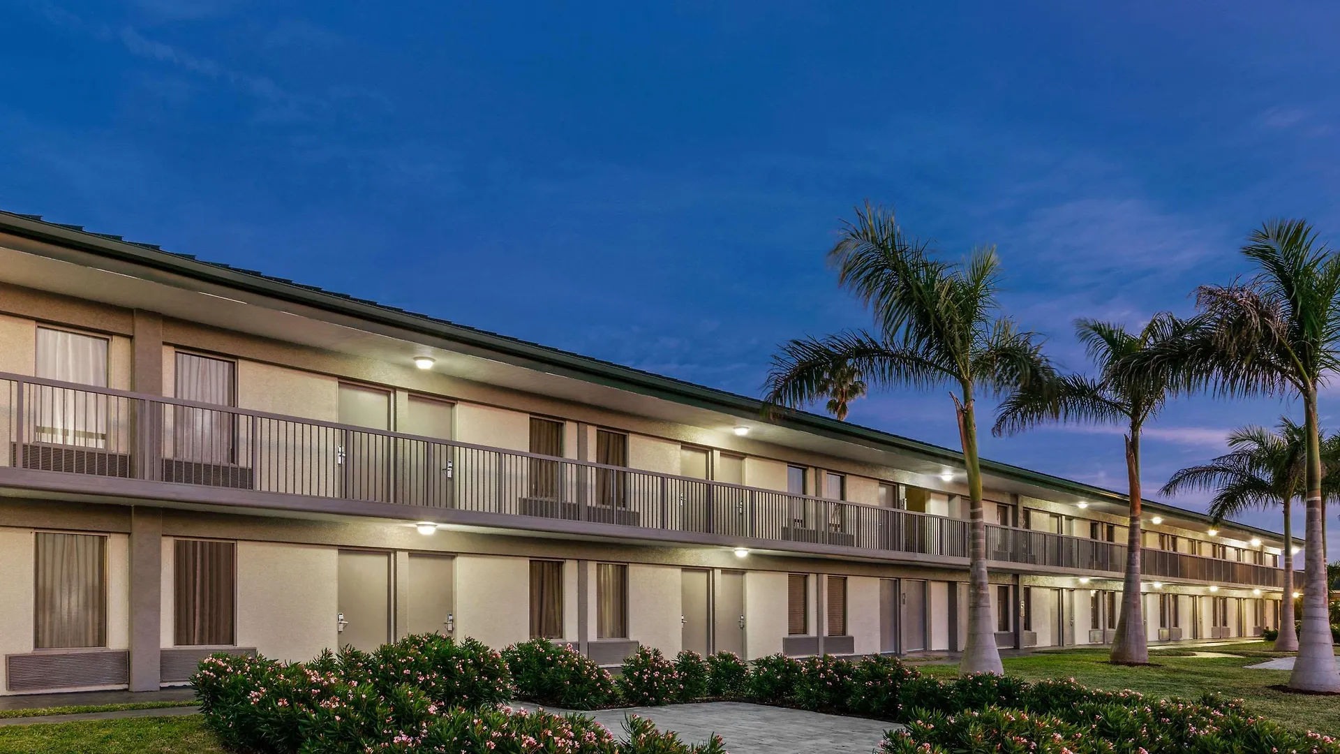 Ramada By Wyndham Sarasota Waterfront Otel