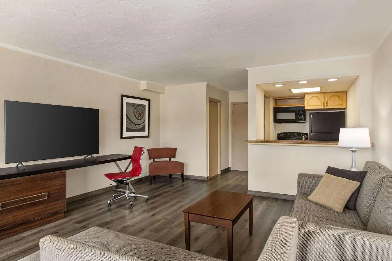 Ramada By Wyndham Sarasota Waterfront Otel